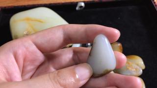 21颗和田玉籽料原石中,黑皮的肉比红皮的独籽要白