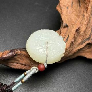 和田玉龙纹平安扣挂坠,玉质温润细腻,白玉色泽,雕工精美